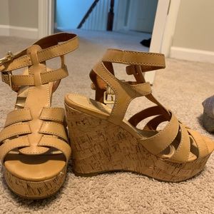 Express tan wedges